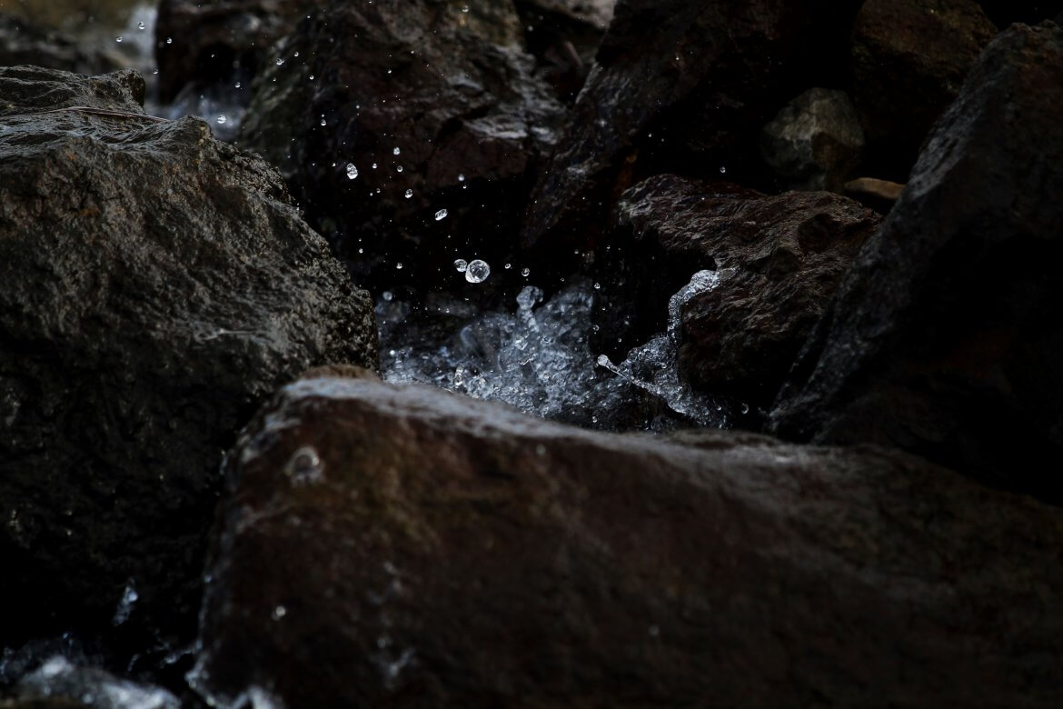 Niet de steen, maar het water